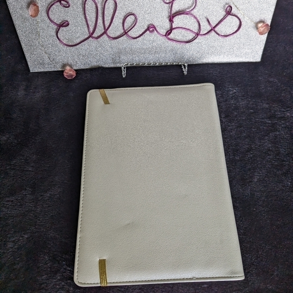 Wedding Planning Notebook - Picture 4 of 12
